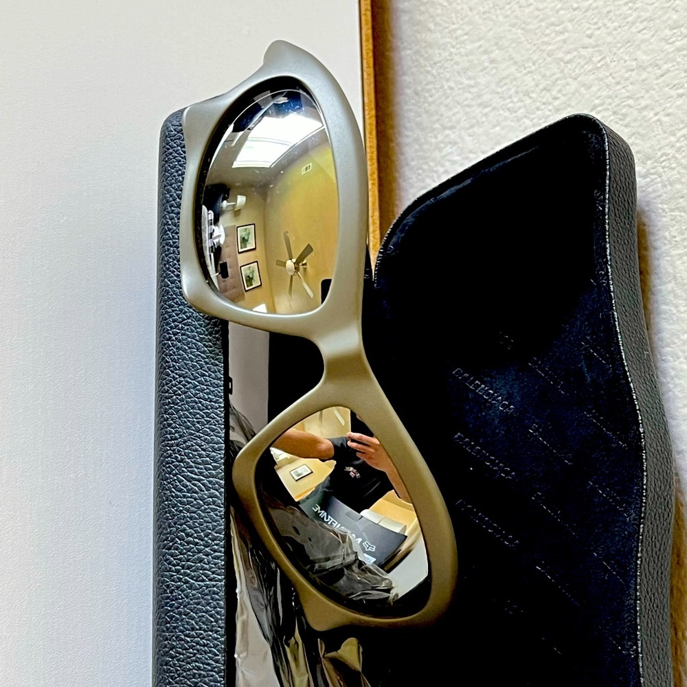 BAT RECTANGLE SUNGLASSES IN SILVER